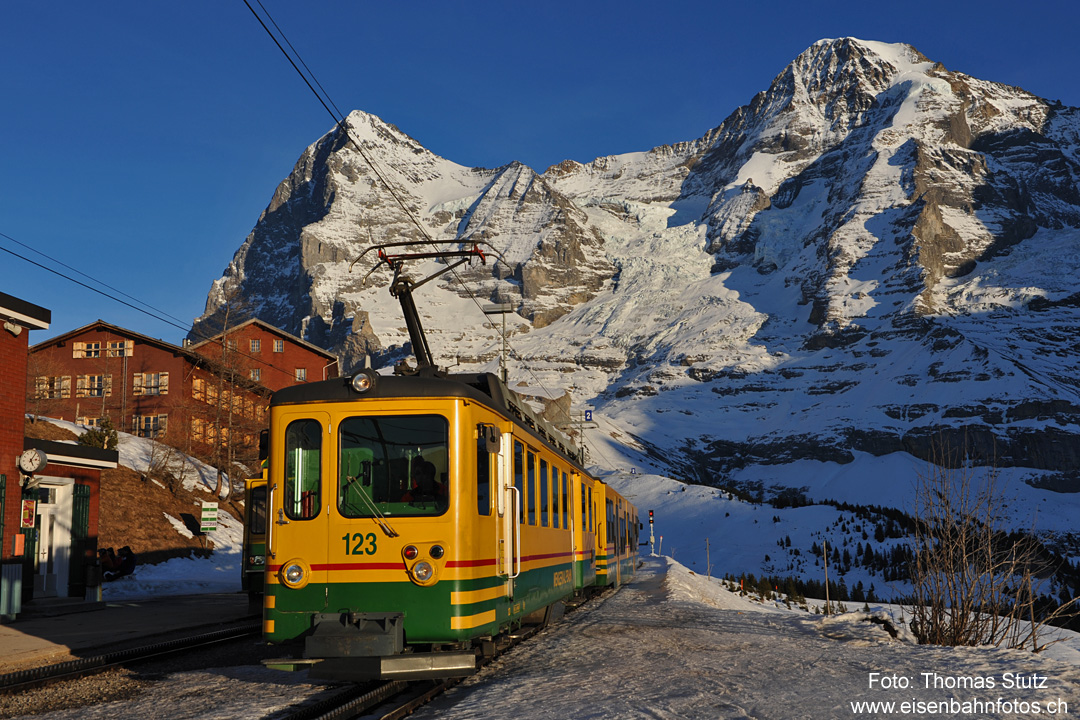 letzter Zug vor Sonnenuntergang
