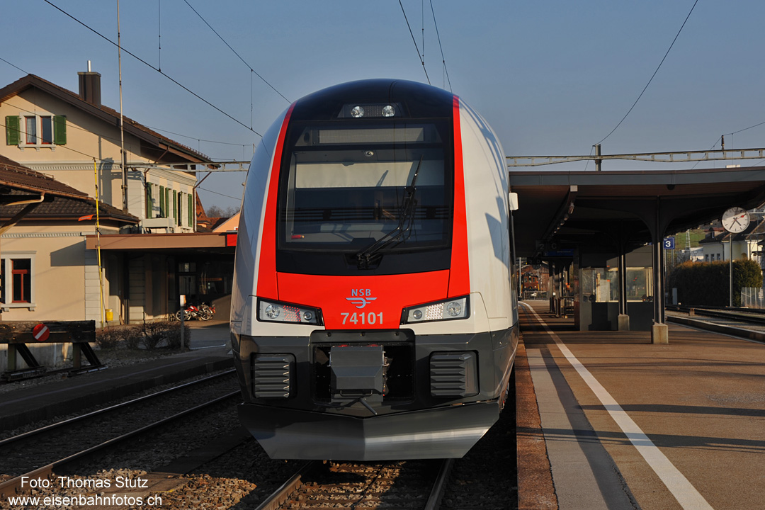 interessante Beleuchtung
Beim Wechsel der Fahrrichtung brennt ein rotes und ein weisses Licht.

