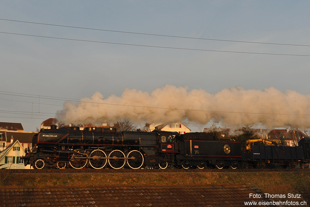 241.A.65 im ersten Sonnenlicht
Zum Auftakt einer 2-tägigen Fahrt zum 80-Jahr-Jubiläum ist die Dampflok von Full unterwegs nach Basel. Damit die Lok ab Basel wieder vorwärts fahren kann,
wird ein Umweg ab Pratteln via Basel GB nach Münchenstein gefahren, ab wo die Lok rückwärts nach Basel fährt und somit ab Basel wieder "richtig" steht.
