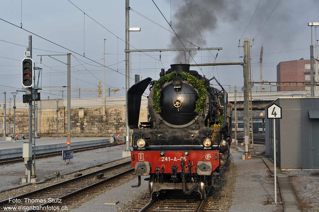 241.A.65 in Basel SBB
Die Dampflok wurde in Basel abgehängt und macht sich daran, ihren Zug zu umfahren.
Vor dem Zwergsignal muss sie auf die Weiterfahrt warten - in idealer Fotoposition ...
