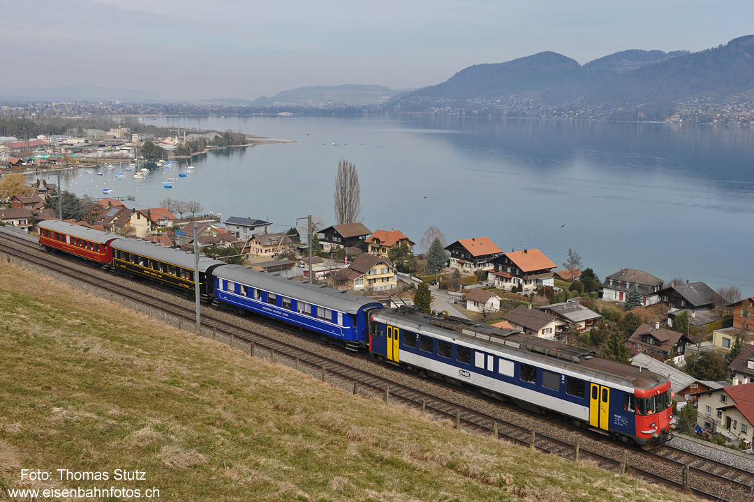 Extrazug OeBB am Thunersee
Für eine Geburtstagsfahrt ist der RBe 205 der OeBB mit 3 Salon-/Speisewagen unterwegs ins Wallis.
