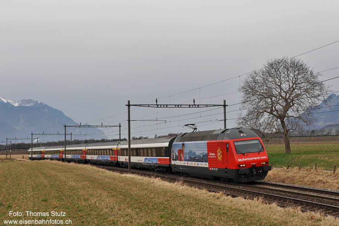 "Schneezug"  bei Bex
Jeweils am Samstag von Dezember bis März verkehrt(e) der "Schneezug". Von Zürich nach Brig als Verstärkungswagen eines Entlastungs-IC, ab Brig nach
Genève Aéroport nur mit der Re460, Salonwagen, drei 1. Klass-Wagen, Salonwagen. Nach dem Mittag wieder in umgekehrter Richtung via Brig nach Zürich.
