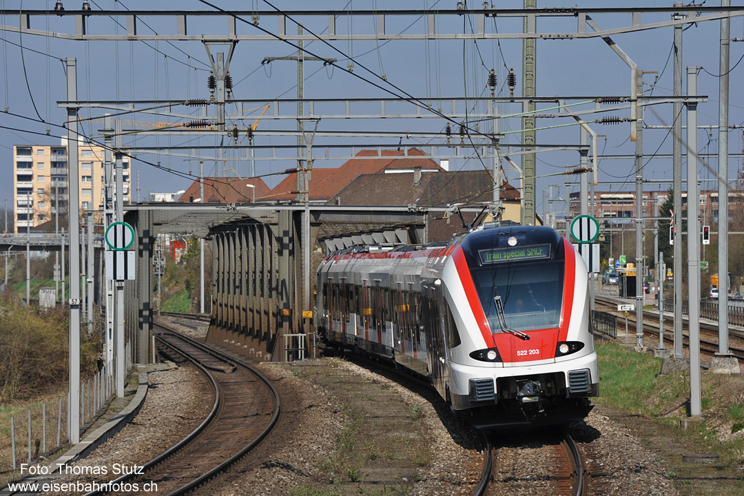 FLIRT France in Münchenstein
Eine Präsentationsfahrt führte einen neuen FLIRT France auf dem Weg nach Aesch über die Birsbrücke in Münchenstein.
Die Anschrift des Zuges ist interessant ...
