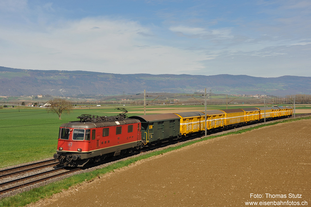 Re 4/4 II mit Postzug
