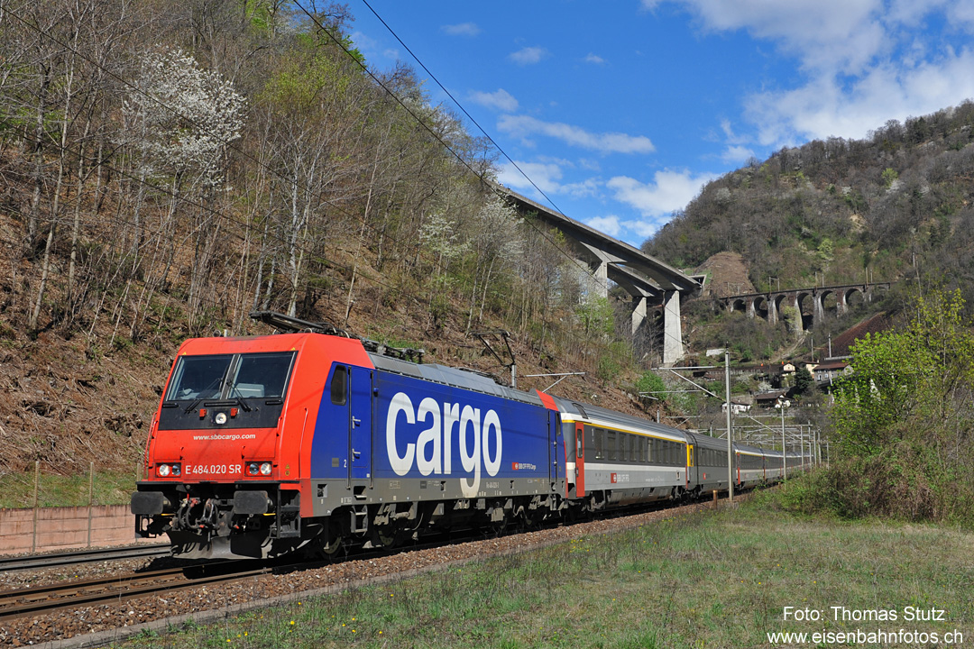 Re 484 mit EC Zürich - Milano
Wegen mangelnder Verfügbarkeit der ETR 470 wird seit Februar ein Zugspaar Zürich - Milano mit einer Re 484 von Cargo und EC-Wagen geführt.
