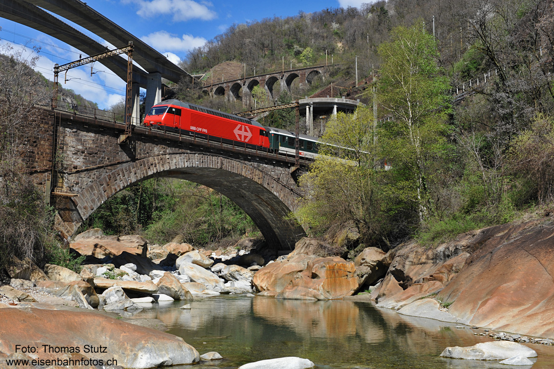 Re 460 überquert Ticino
