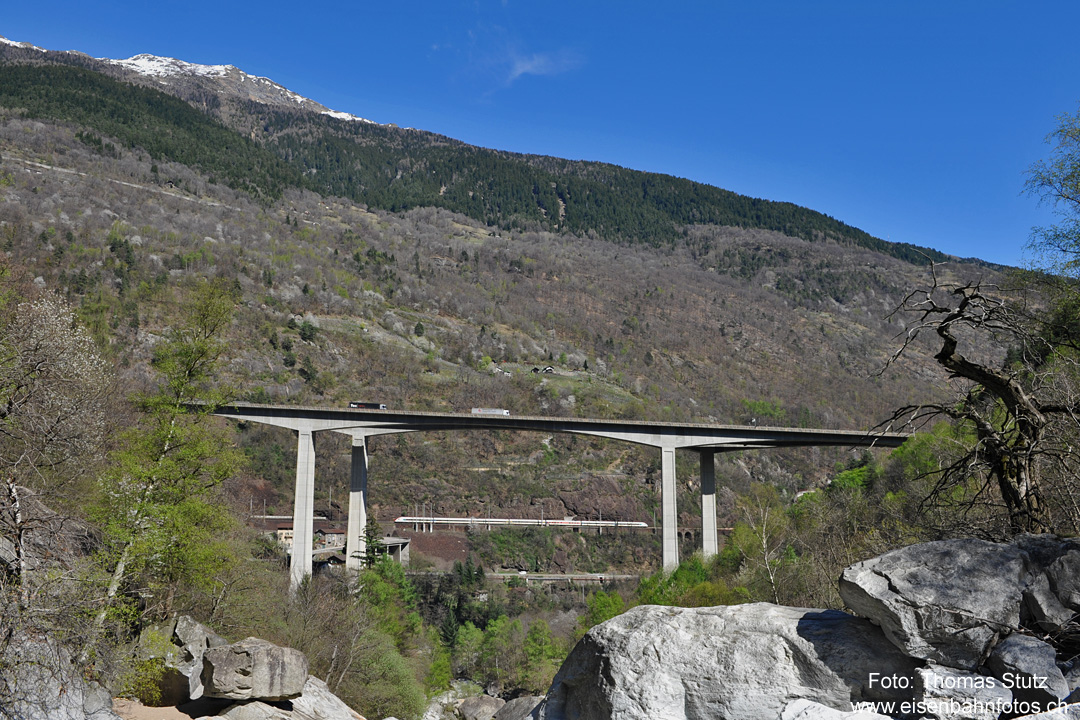 versteckter ICN
Ein ICN auf der mittleren Ebene in der Biaschina - einmal aus anderer Perspektive.
