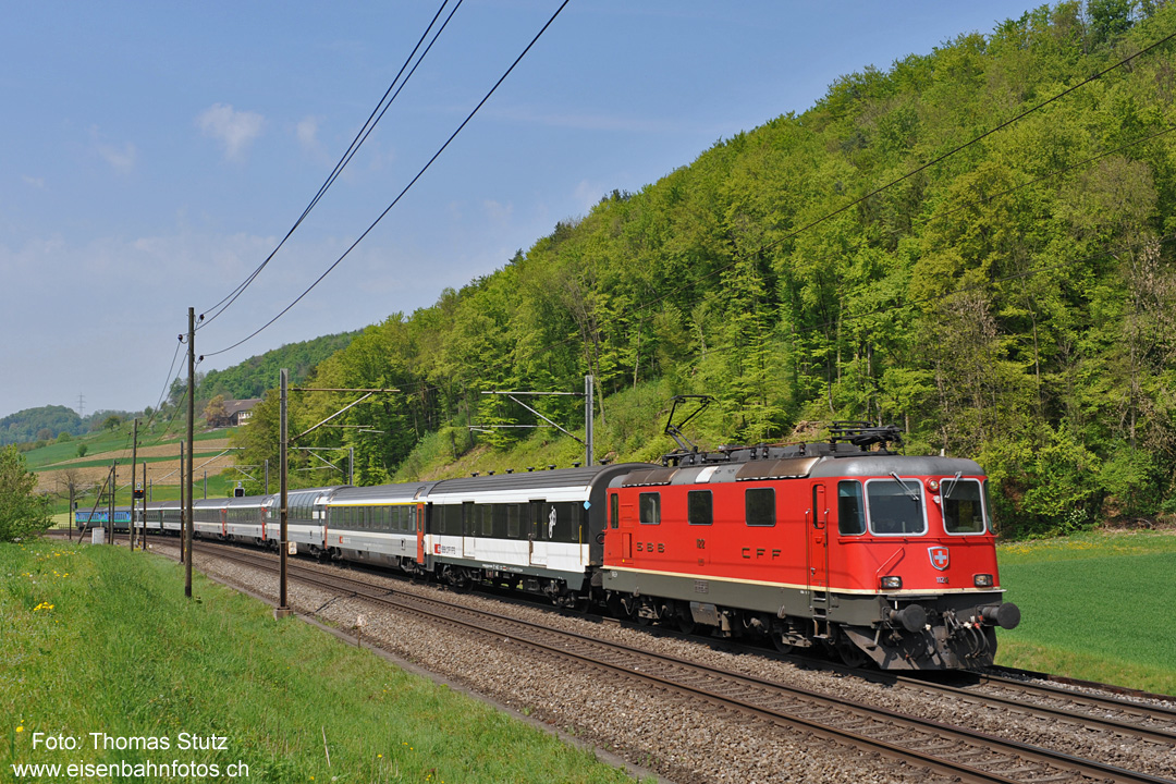 Gotthard-IR mit Zusatzwagen
