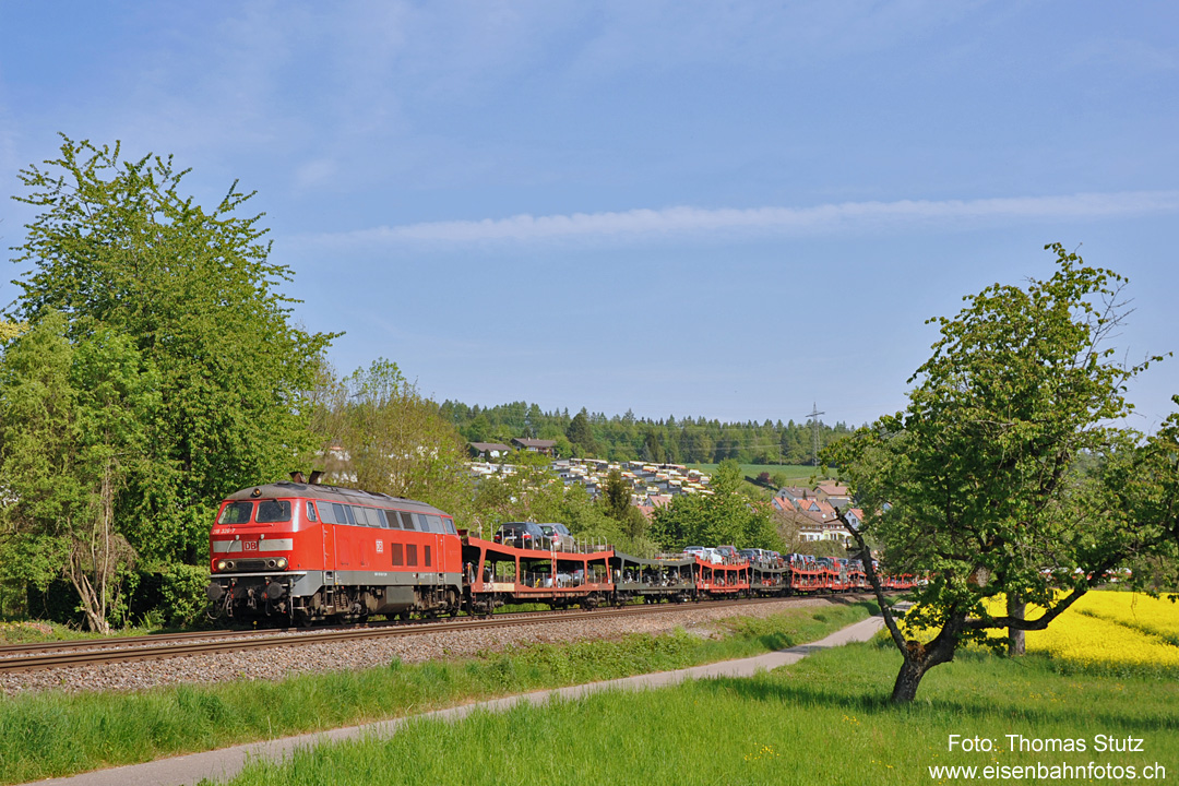 umgeleiteter Autoreisezug
Wegen Bauarbeiten (neue Brücke bei Rastatt) wurde über Ostern der Autoreisezug Hamburg - Lörrach via Schaffhausen und über die Hochrheinstrecke umgeleitet.
