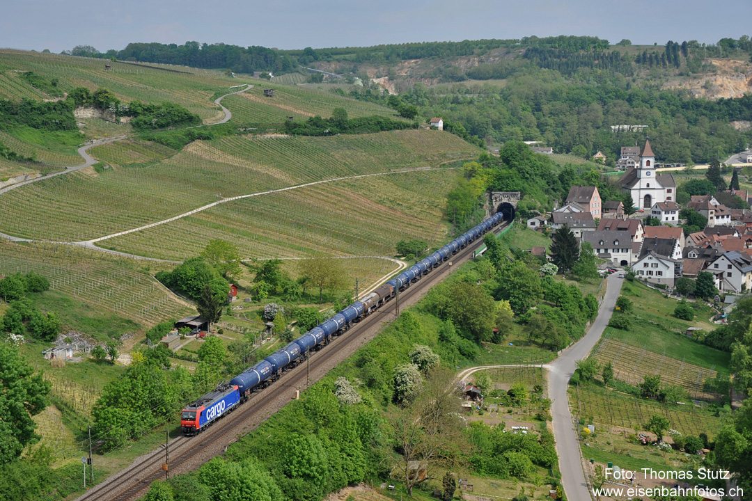Re 482 mit "Wascosa"-Kesselwagen
