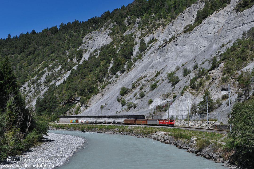 Ge 6/6 II mit Güterzug
Dieses Foto ist auf der neuen Hängebrücke unmittelbar beim Bahnhof Trin entstanden.
