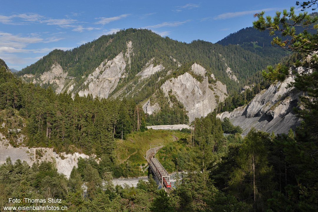 Allegra auf der Brücke
Am Abend verkehrt zusätzlich zu den stündlichen RE nach Disentis ein Einschaltzug bis Ilanz, der mit einem Allegra geführt wird.
