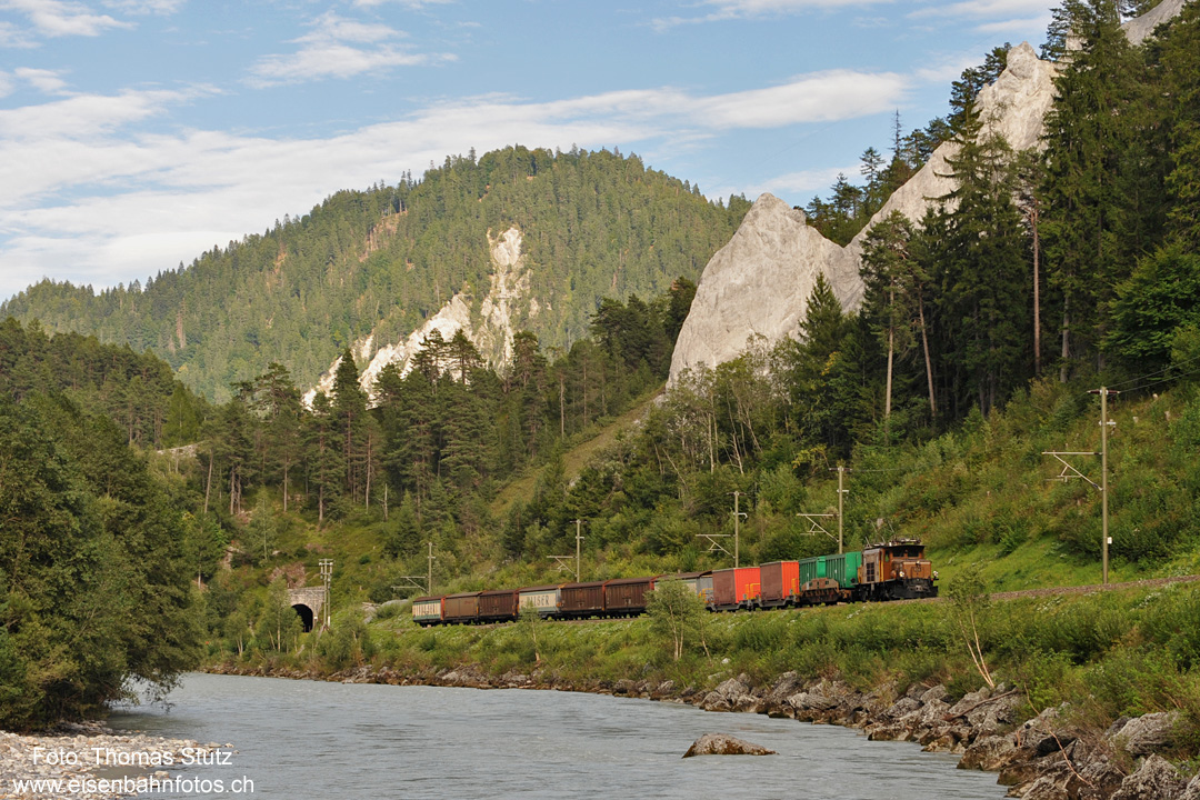 Abendgüterzug mit Überraschung
Zum Abschluss des Tages gab es noch eine Überraschung. Ich wartete auf den Abendgüterzug nach Ilanz und rechnete damit, dass etwas Rotes
aus dem Tunnel auftaucht. An der Zugspitze befand sich aber ein braunes Fahrzeug: der Güterzug wurde mit dem Krokodil Ge 6/6 I 414 geführt!
