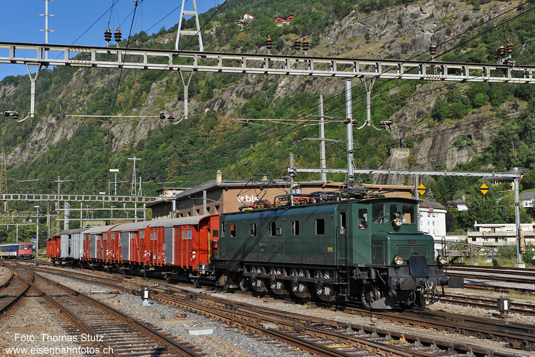 Ae 4/7 mit historischen Güterwagen
