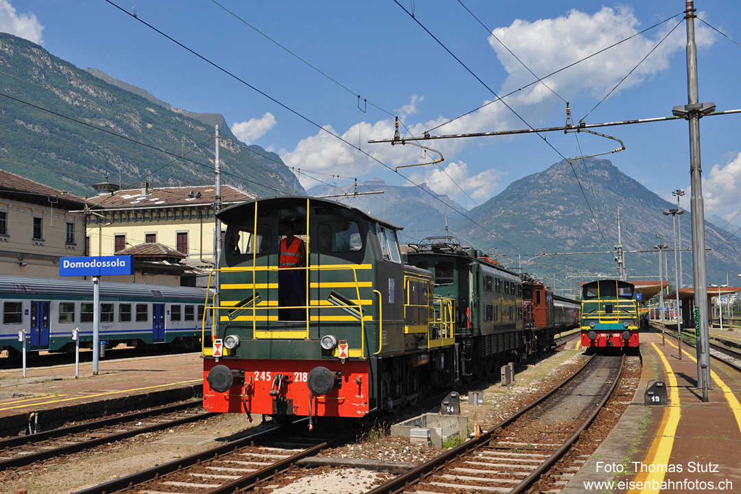 Manöver in Domodossola
Die beiden Loks umfahren mit Hilfe einer Rangierlok der FS ihren Zug.
