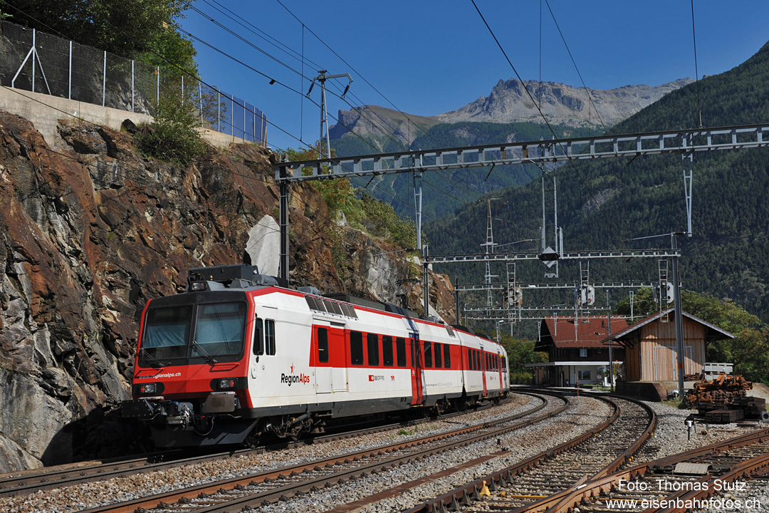 Domino mit automatischer Kupplung
Ein Domino von RegionAlps wurde in Zürich mit automatischer Kupplung ausgerüstet und fährt über die Bergstrecke zurück nach Brig.
