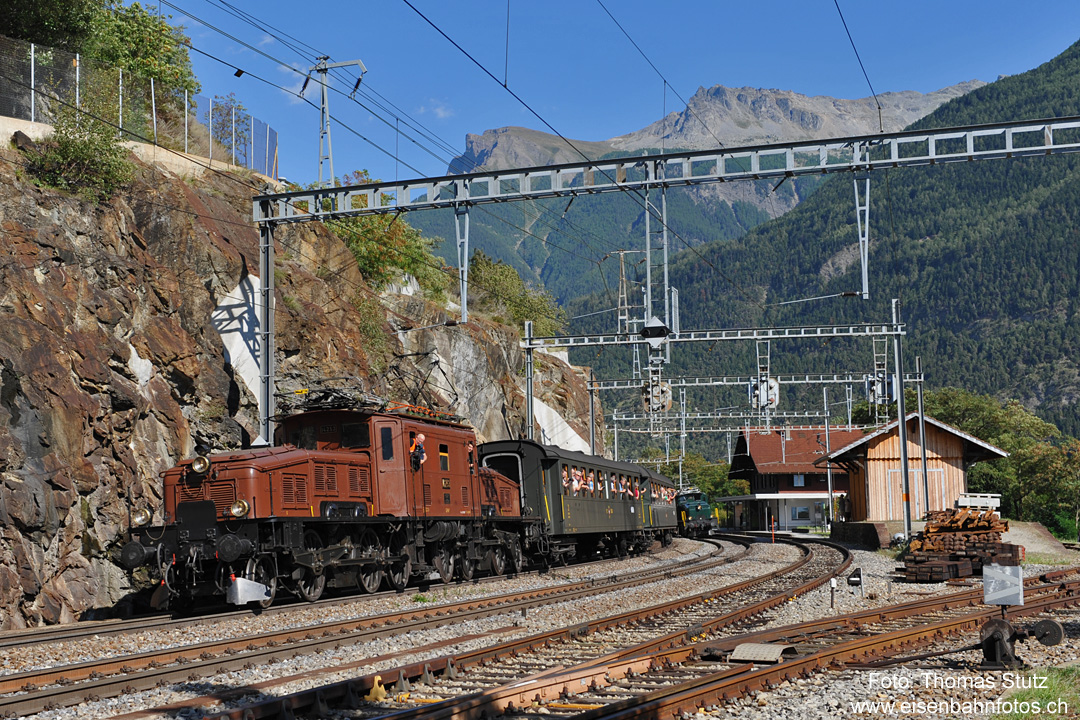 2 Krokodile
Auch auf der Rückfahrt findet wieder eine Parallelfahrt statt, diesmal mit den beiden Krokodilen und den aufgeteilten Reisezugwagen.
