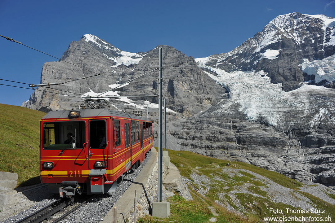 BDhe 4/8 mit Eigergletscher
Rechts im Bild (unterhalb des Mönchs) befindet sich der Eigergletscher bzw. das, was davon noch übrig geblieben ist ...
