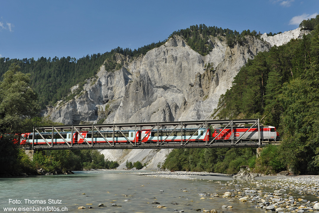 Glacier-Express auf der Brücke

