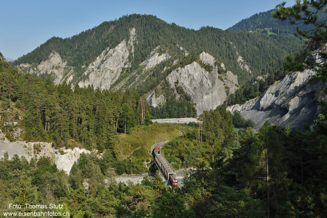 Brücke aus der Vogelperspektive
Der gleiche Fotostandort wie beim letzten Besuch, diesmal aber mit einer Ge 4/4 II und einem RE nach Disentis.
