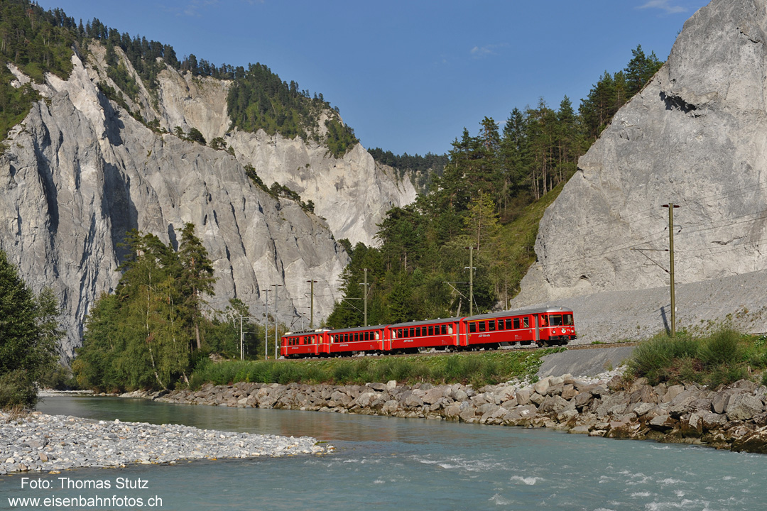 Be 4/4-Pendelzug
Im Gegensatz zum letzten Besuch wurde der abendliche Zusatzzug nach Ilanz mit einem Be 4/4-Pendelzug statt Allegra geführt.
Diese Komposition mit dem ABDt 1716 und dem Be 4/4 516 entgleiste knapp 3 Wochen später rund 2-3 km weiter Richtung Valendas-Sagogn.
