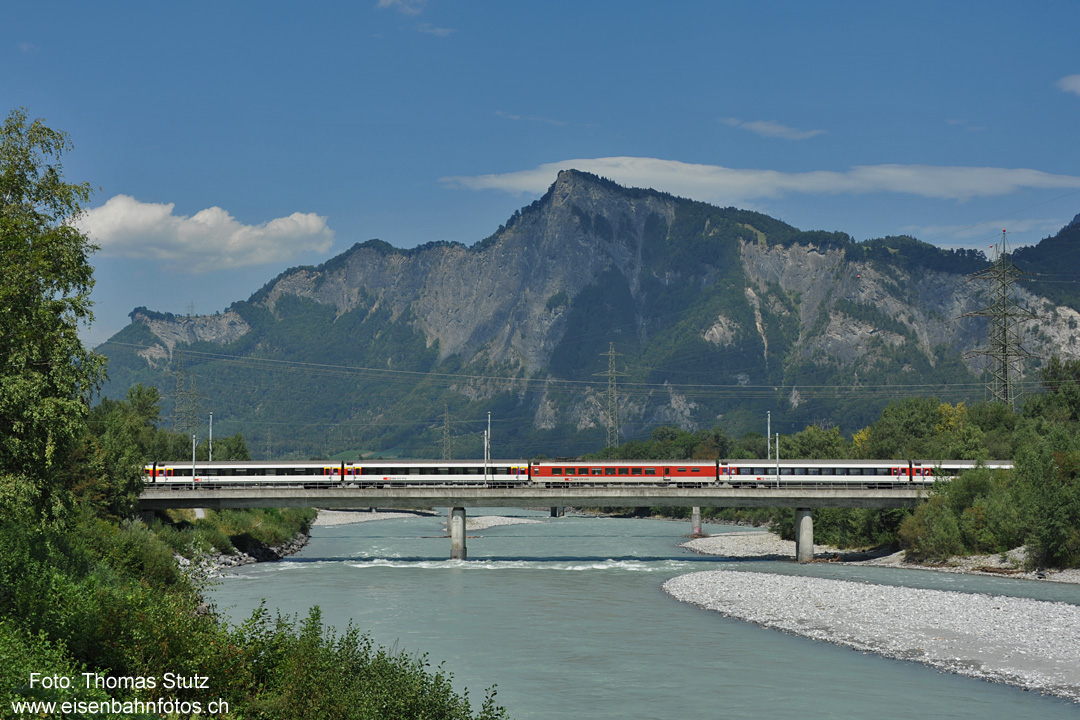 WRm im alten Design
Im Vergleich dazu das alte Design. Nicht genau passend, dafür sieht man sofort, dass sich ein Speisewagen im Zug befindet.
