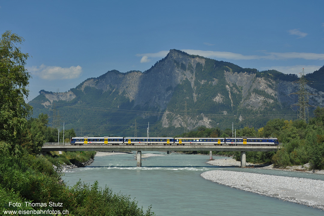 NPZ
Zwischen Ziegelbrücke und Chur sind noch "alte" NPZ unterwegs, während diese inzwischen auf immer mehr Strecken durch Domino abgelöst wurden.
