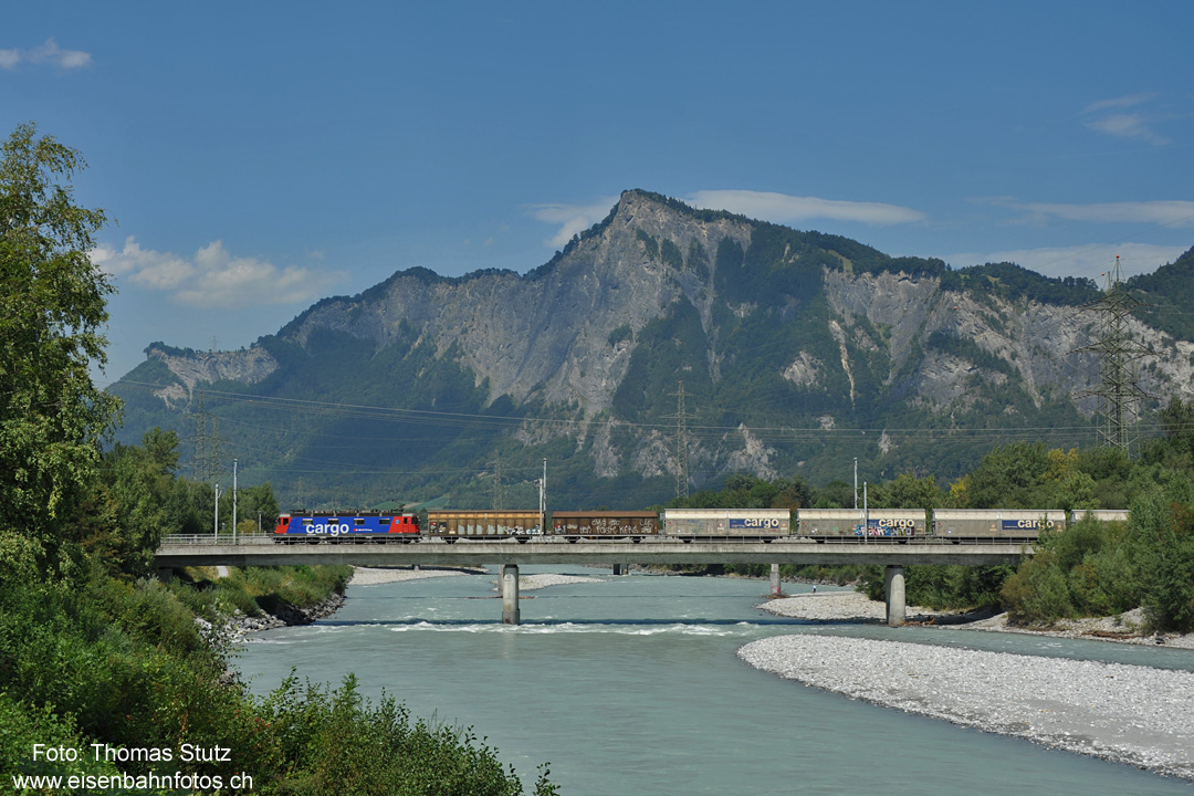 Re 6/6 mit längerem Zug
