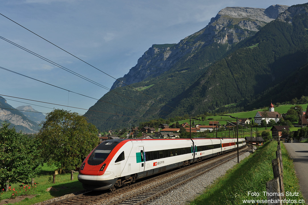 ICN bei Silenen
Dank eines Einspurabschnittes nach Amsteg-Silenen (und eines Güterzuges, der in Erstfeld im Gleis 1 steht), ist der Doppel-ICN 665 auf dem rechten Gleis unterwegs.
Dieser ICN verkehrt erst seit Juni als Ersatz für den lokbespannten EC 15, der vorverlegt wurde (damit er auch ohne Neigetechnik rechtzeitig in Chiasso eintrifft).
