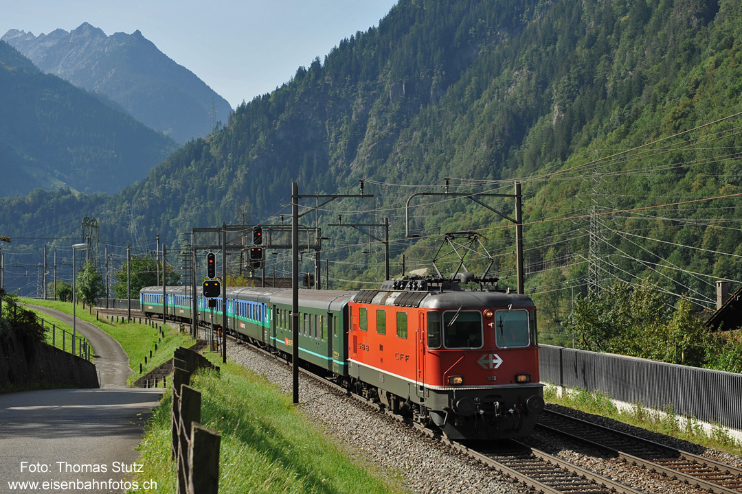 Re 4/4 II 11133 mit Extrazug
