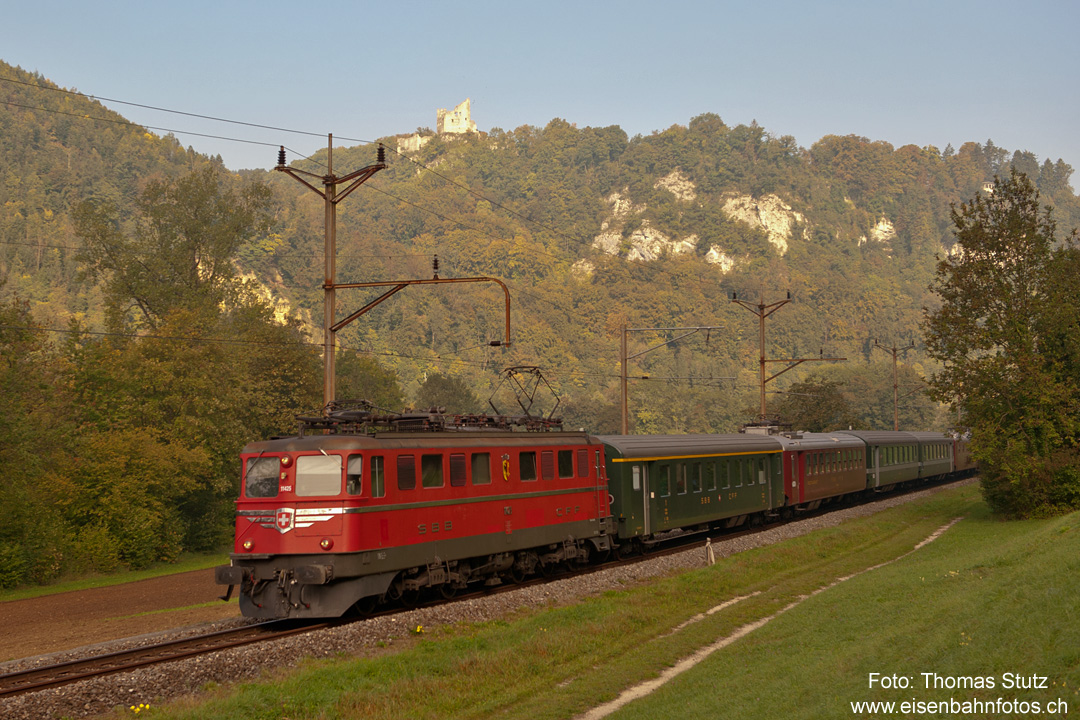 Ae 6/6 mit Reisezug
Noch halten sich die letzten Nebelreste über Duggingen, so dass die Sonne erst den Hintergrund beleuchtet.
Nur wenige Minuten später sah es bereits anders aus ...
