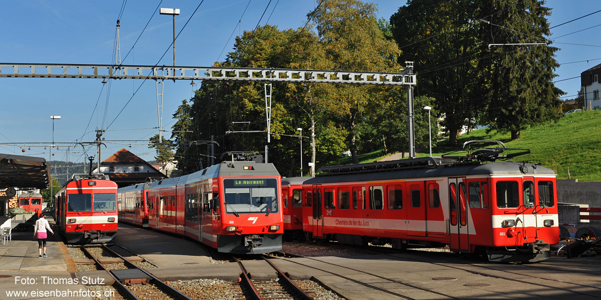 Bahnhof Tramelan
3 Fahrzeuggenerationen in Tramelan: links der Regio nach Tavannes (80er Jahre), in der Mitte der Regio nach Le Noirmont (2001), rechts abgestellter Triebwagen (50er Jahre).
