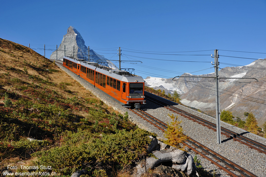 Talfahrt mit Sonne auf der Front
Im Herbst gibt es nur noch wenige Züge, die sich an dieser Stelle mit Sonne auf der Front fotografieren lassen.
Bereits kurz nachdem die Sonne die Stelle erreicht hat, steht sie bereits im rechten Winkel zu den Zügen.
