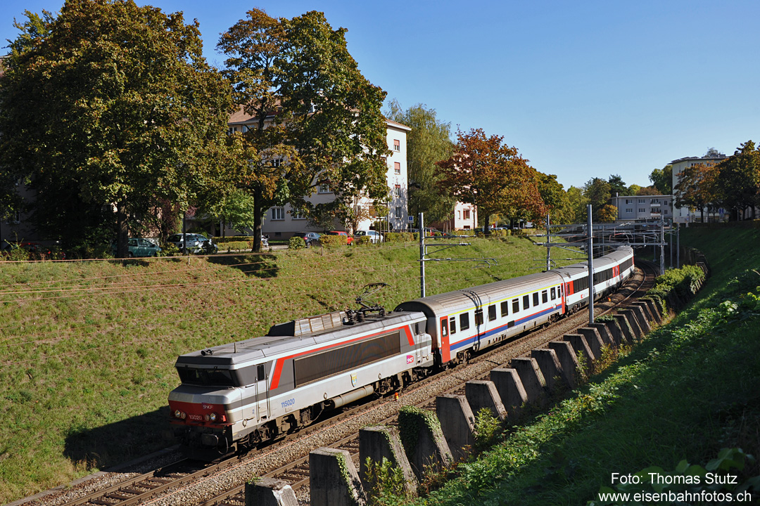 BB 15000 mit IC "Vauban"
Loks der Reihe BB 15000 sind in Basel nur noch bis zum Fahrplanwechsel im Dezember regelmässig anzutreffen. Anschliessend werden
die Züge Zürich - Basel - Bruxelles in den Takt der TER 200 Basel - Strasbourg integriert, was schnellere Loks (vmax 200 km/h) erfordert.
