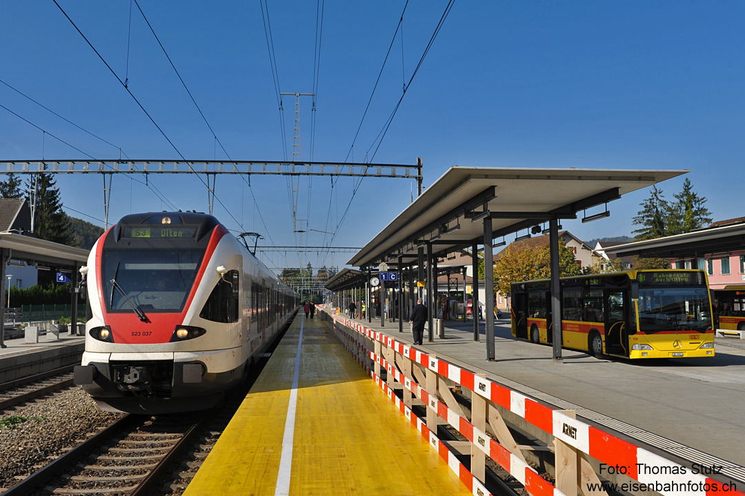 prov. Perron in Sissach
Wegen Bauarbeiten war die Strecke Sissach - Tecknau das ganze Wochenende nur einspurig befahrbar.
Da das Gleis 1 nicht genutzt werden konnte, erhielt das Gleis 2 ein prov. Perron für die haltenden S-Bahnen.
