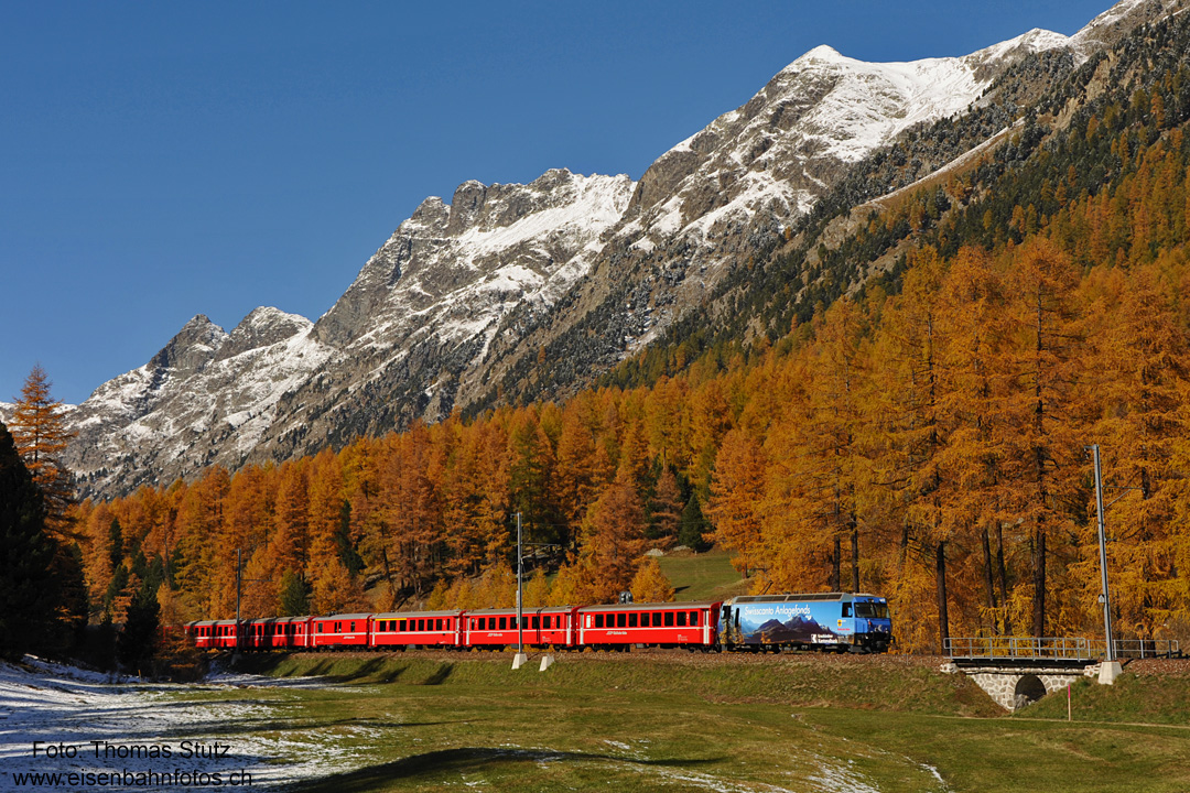 Berge auf der Lok und im Hintergrund
