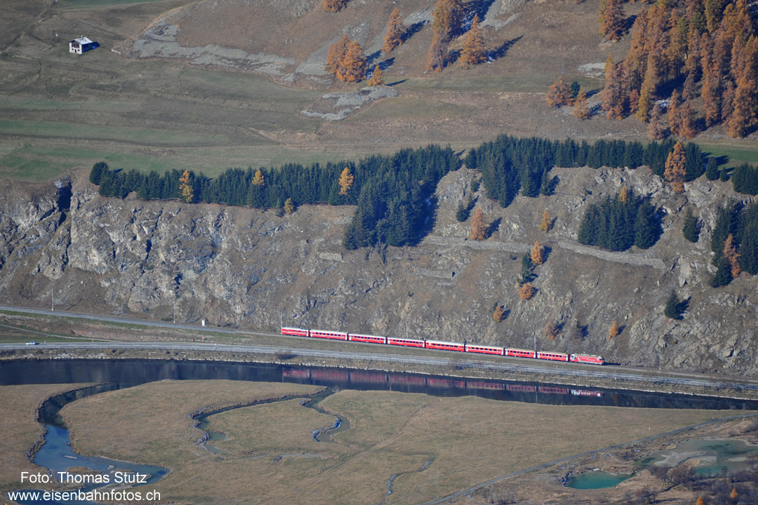 RE am Inn
Vom Muottas Muragl aus beobachtet fährt ein RE aus St. Moritz dem Inn entlang Richtung Samedan.
