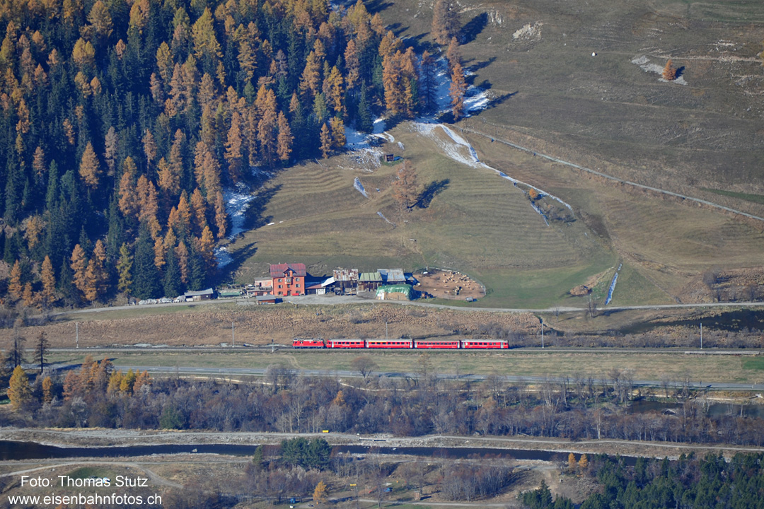 Ge 4/4 II mit 2 Steuerwagen
Ein RE Landquart - Vereina - St. Moritz mit einer Ge 4/4 II und einer ungewöhnlichen Komposition mit 2 Steuerwagen (Spitze und Schluss).
