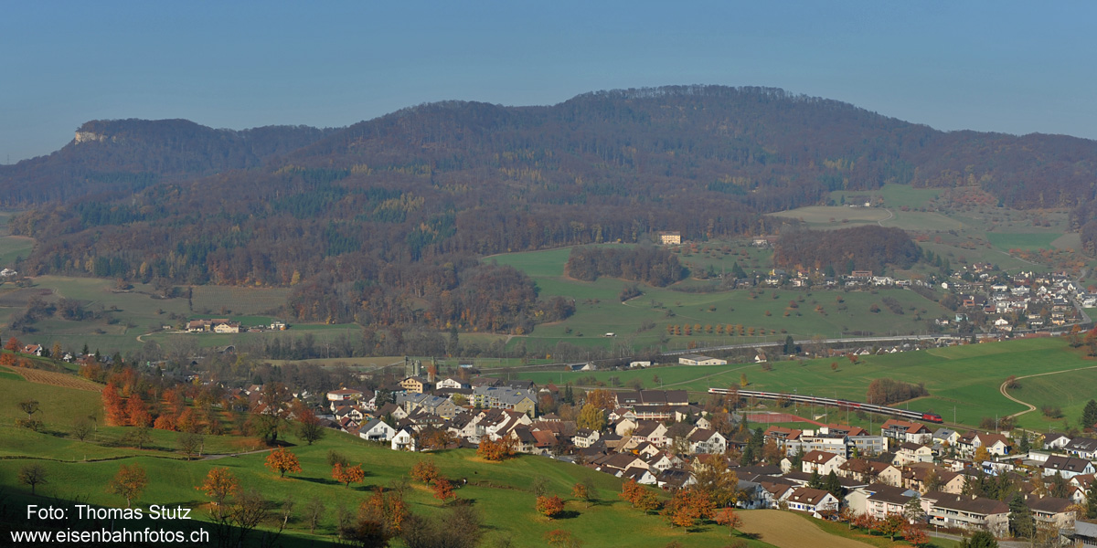 IC in Thürnen
Panoramablick auf Thürnen mit umgeleitetem IC und Sissacher Fluh (ganz links).
