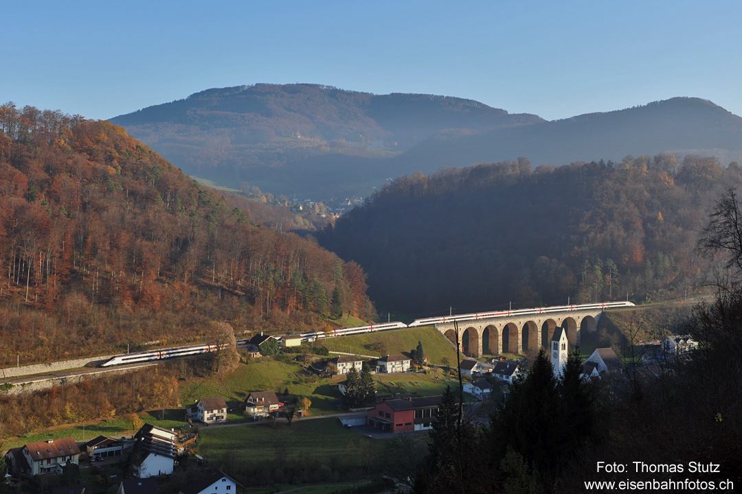 2 ETR 610 in Rümlingen
Am Samstag wird der EC 52 mit 2 ETR 610 geführt. Somit ist der Zug für die "klassischen" Fotostandorte in Rümlingen zu lang.
