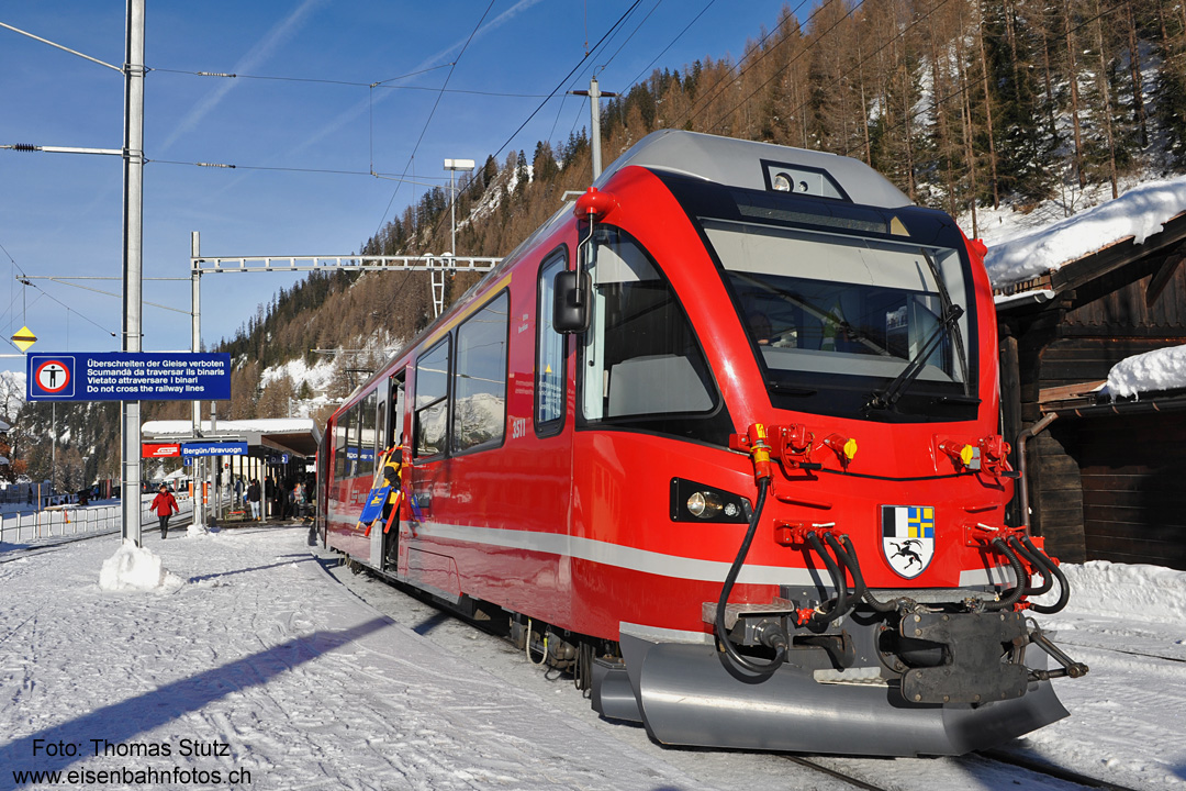 Allegra in Bergün
Planmässig sind die RE Chur - St. Moritz mit Ge 4/4 III bespannt, ausnahmsweise kommt hier aber ein Allegra zum Einsatz.
Während des mehrminütigen Haltes in Bergün (Einsteiger der Schlittler) reicht es problemlos zum kurzen Aussteigen für ein Foto.
