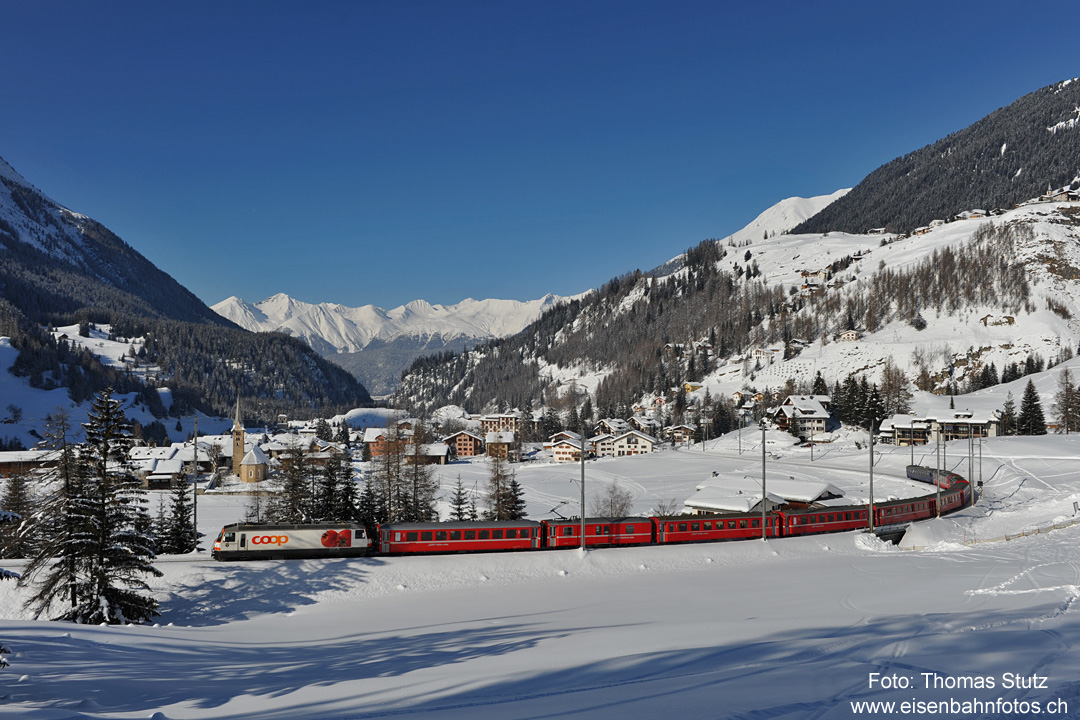 Gepäckwagen mit Stromabnehmer
Beim RE nach St. Moritz befindet sich an 2. Stelle ein Gepäckwagen mit gehobenem Stromabnehmer.
