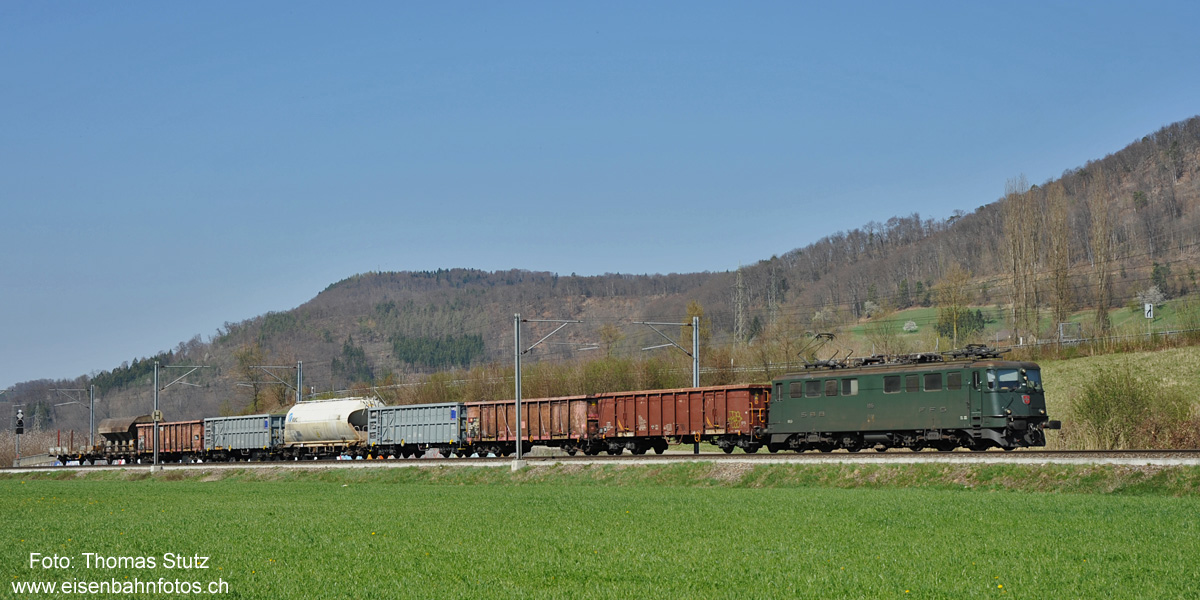 grüne Ae 6/6 mit kurzem Güterzug
