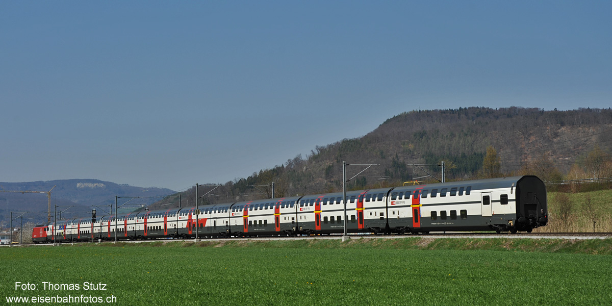 kein Pendelzug
Wegen eines Lokwechsels in Zürich fährt dieser IC-Dosto mit der Lok an der Spitze statt am Schluss nach Basel.
Dort wird die Lok den Zug umfahren, damit er anschliessend wieder normal als Pendelzug unterwegs ist.
