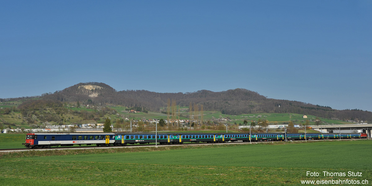 Dispozug
Innerhalb von einer halben Stunde fährt hier bereits der 2. IC von Zürich nach Basel mit einem Dispozug.
Beim ersten Fall handelte es sich um den Ersatz eines TGV auf dem Abschnitt Zürich - Basel, hier wird ein "normaler" IC ersetzt.
