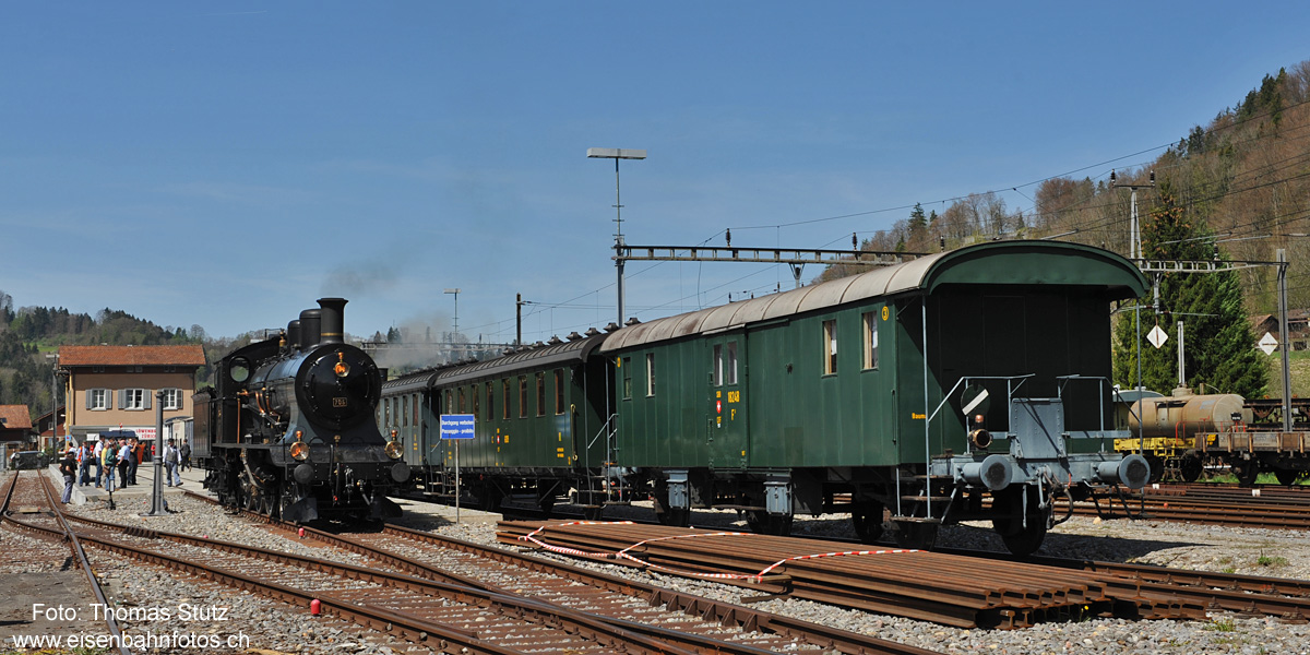 A 3/5 mit eingefahrenen Dampfzug
