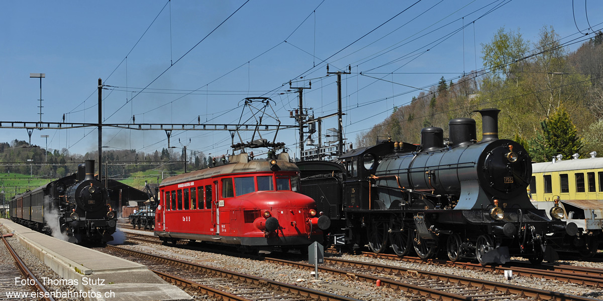 Roter Pfeil zwischen 2 Dampfzügen

