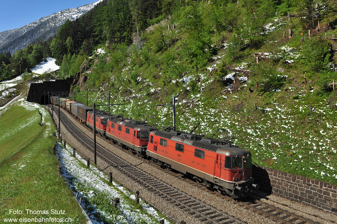 Re 12/12
Als Ersatz für eine Re 10/10 kommen in letzter Zeit vereinzelt auch 3 Re 4/4 II(I) bei Transitzügen zum Einsatz.
