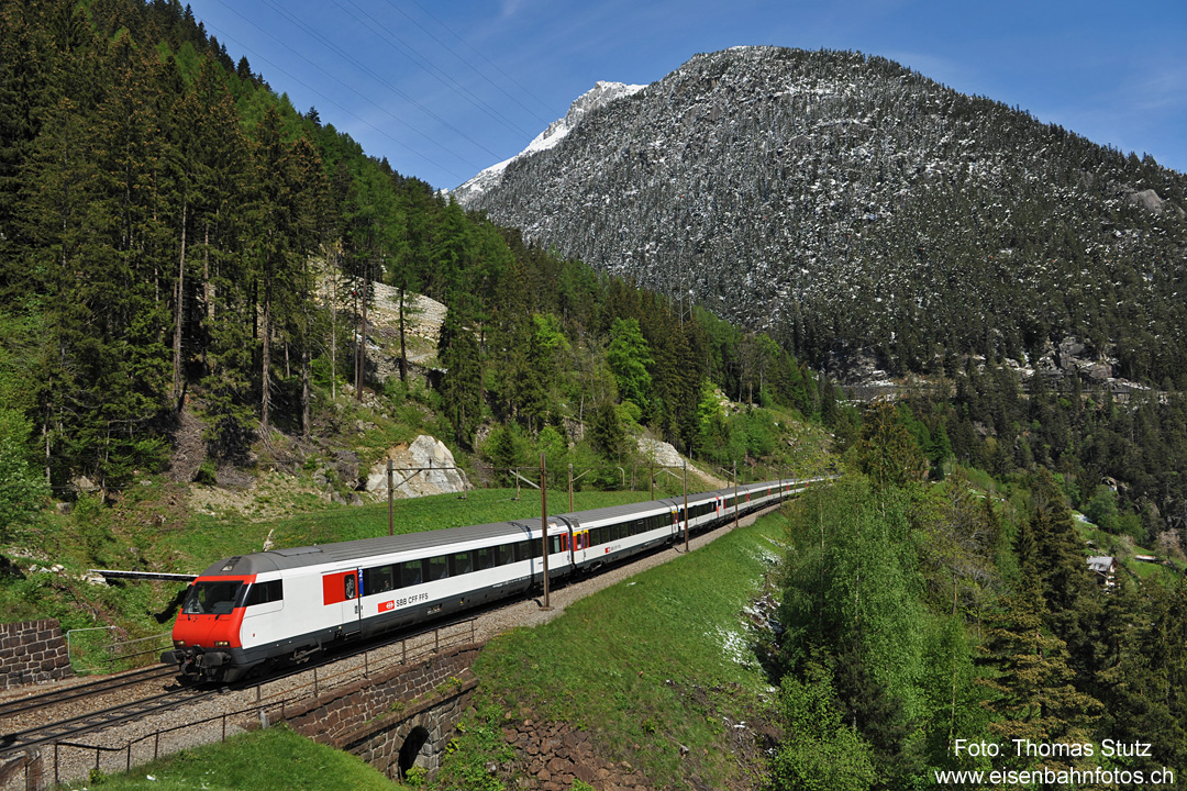geschobener EW4-Pendelzug
Seltener Einsatz eines EW4-Pendelzuges am Gotthard, dazu erst noch mit Steuerwagen an der Zugspitze.
Es handelt sich um einen Entlastungszug Zürich - Göschenen zum IR 2267.
