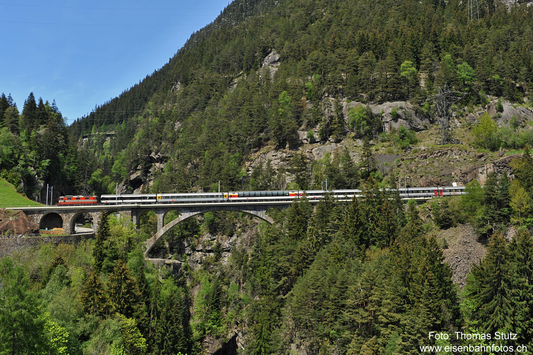 "Swiss-Express"-Lok mit IR
